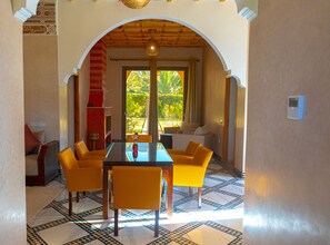 Villa de lujo | Área de sala de estar | Televisión de pantalla plana de 32 pulgadas con canales vía satélite 