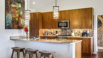 House, 3 Bedrooms | Private kitchen | Fridge, oven, coffee/tea maker, toaster