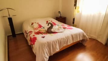 4 bedrooms, desk, soundproofing, iron/ironing board