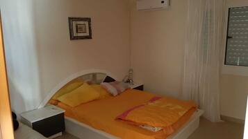 Family House | 2 bedrooms, iron/ironing board, free WiFi, bed sheets