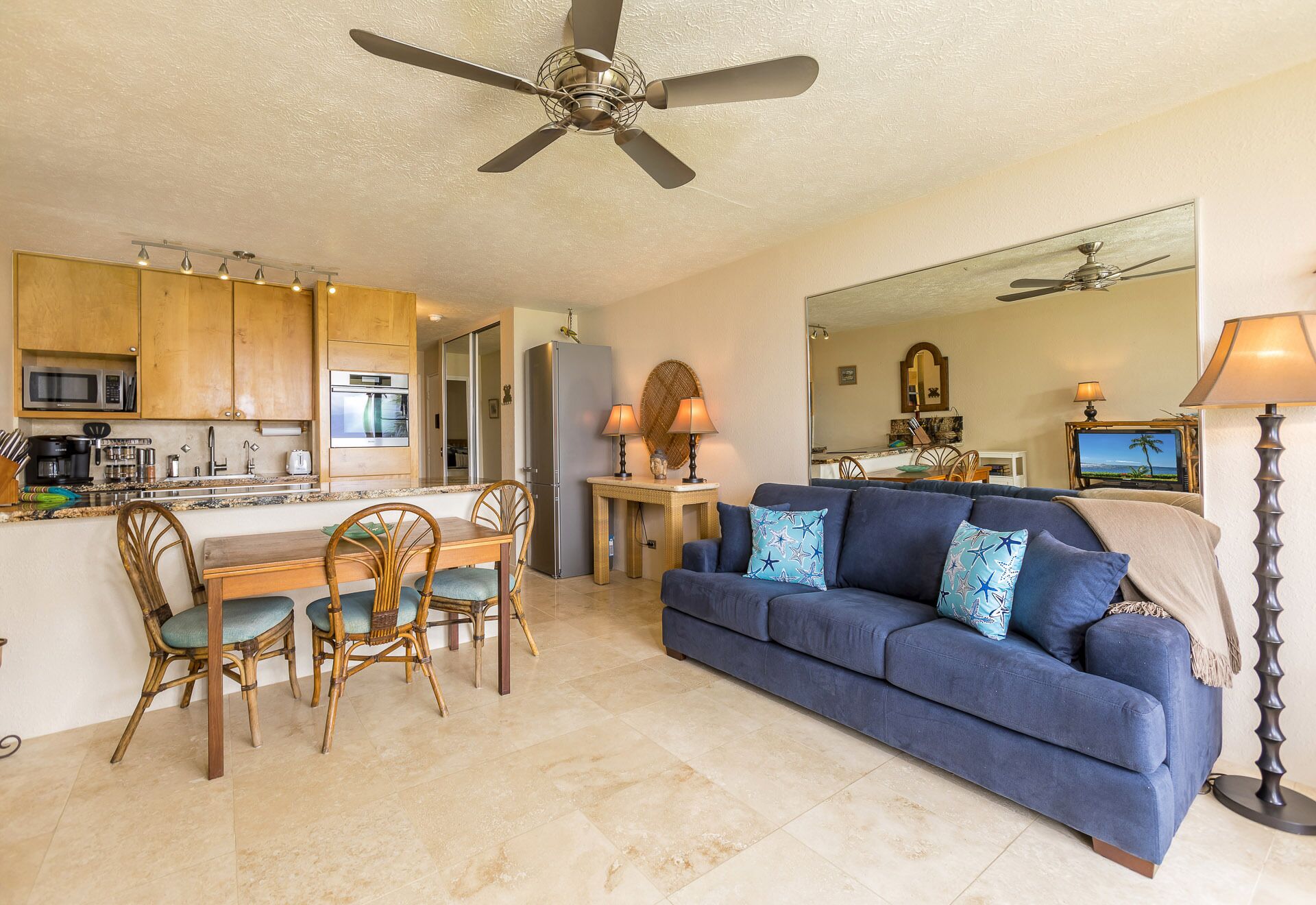 Un espacio habitable compacto con kitchenette, comedor y zona de estar.