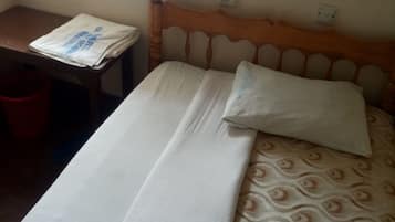 Quarto solteiro | Escrivaninha, Wi-Fi de cortesia, roupa de cama