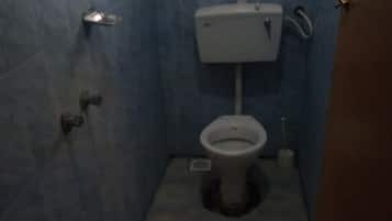 Single Room | Bathroom | Shower, rainfall showerhead, free toiletries, towels