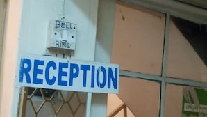 Uma placa de receção com um sino e um aviso a indicar para tocar.