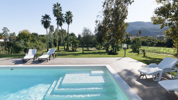 A pool area with lounge chairs and a clear view of the surrounding landscape. - Magnificent Depandance with Pool in Villa 900 mt from the beach (San Felice Circeo)