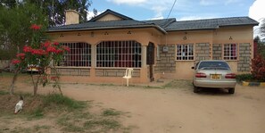 Front of property - Joppers Guest House (Machakos)