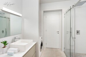 Bathtub, hair dryer, towels - The Loft by HolyGuest (Tel Aviv-Yafo)