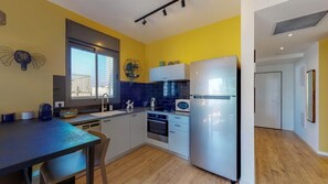 Geladeira, micro-ondas, fogão, cooktop