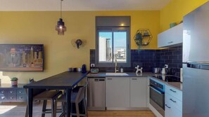 Geladeira, micro-ondas, fogão, cooktop