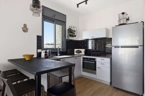 Cafetera y tetera, refrigerador, microondas y horno