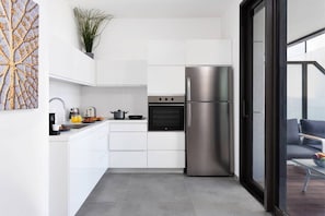 Frigorífico, microondas, horno y placa de cocina