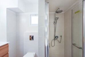 Shower, hair dryer, towels - Quiet 2BR Apartment in Adam HaCohen by HolyGuest (Tel Aviv-Yafo)