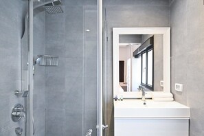 Shower, hair dryer, towels - Central 3BR  with Terrace in Dizengoff (Tel Aviv-Yafo)