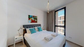 3 bedrooms, iron/ironing board, WiFi, bed sheets - Brigth 3BR in Florentin's Complex by HolyGuest (Tel Aviv-Yafo)