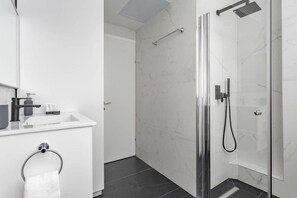 Shower, free toiletries, hair dryer, towels - Frish & Diz by HolyGuest (Tel Aviv-Yafo)