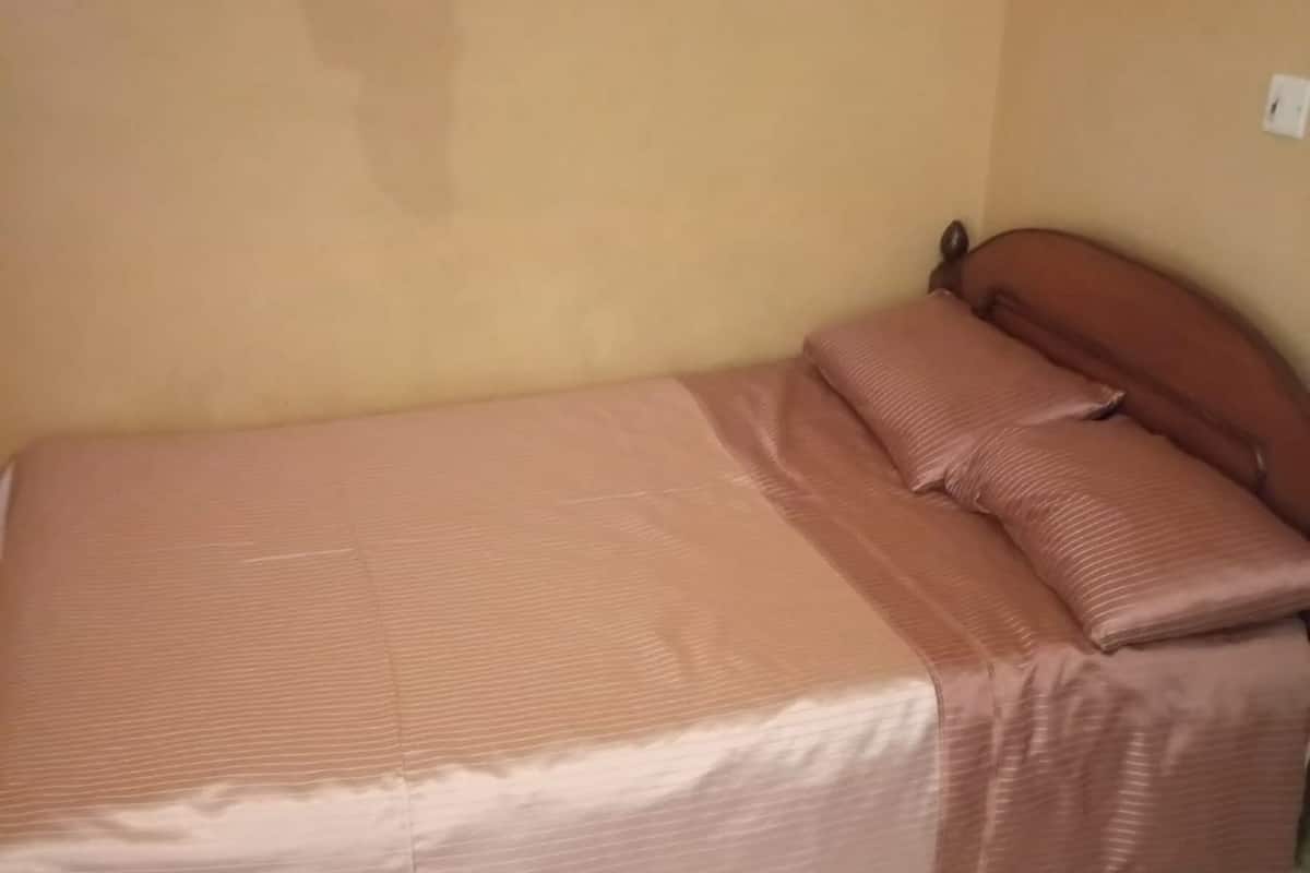 Escritorio, wifi gratis y ropa de cama