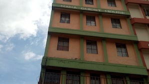 Un edificio de varios pisos con un cartel que dice "HARA GUEST HOUSE".