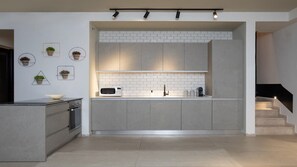 Frigorifero, microonde, forno, piano cottura