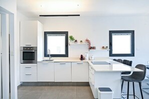 Kjøleskap, mikrob�ølgeovn, ovn og kokeplater