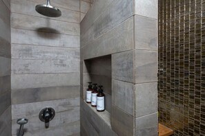 Douche, sĂšche-cheveux, serviettes fournies