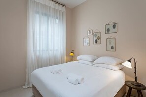 2 bedrooms, iron/ironing board, travel crib, WiFi - Modern 2Bbr beach side by HolyGuest (Tel Aviv-Yafo)