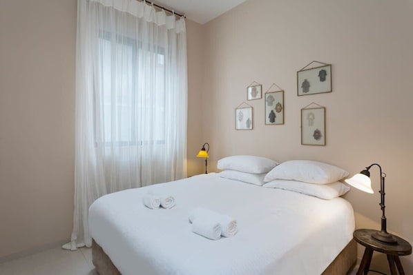 2 bedrooms, iron/ironing board, travel cot, WiFi