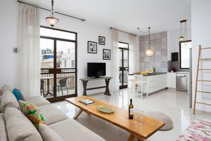 TV, stereo, offices - Modern 2Bbr beach side by HolyGuest (Tel Aviv-Yafo)