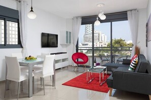 TV, offices - Pinsker 1BR corner Bograshov by HolyGuest (Tel Aviv-Yafo)