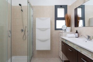 Shower, hair dryer, towels - Pinsker 1BR corner Bograshov by HolyGuest (Tel Aviv-Yafo)