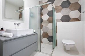 Badewanne, Haartrockner, Handtücher