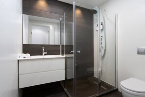 Dusj, hårføner og håndklær