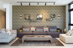 Fernseher, Stereoanlage, Arbeitsbereiche
