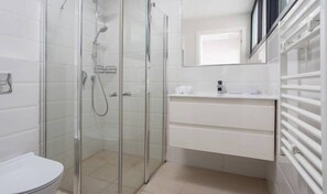Baignoire, articles de toilette gratuits, sĂšche-cheveux