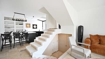 Fernseher, Stereoanlage, Arbeitsbereiche