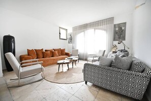 Fernseher, Stereoanlage, Arbeitsbereiche