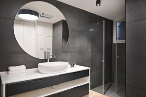 Een douche, een haardroger, handdoeken