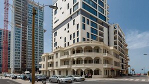 Et hotel i flere etager med moderne design, med altaner og store vinduer.
