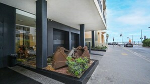 En moderne bygning med en stor metal skulptur i indgangen.