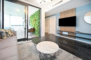 Télévision, chaîne hi-fi, espaces bureaux