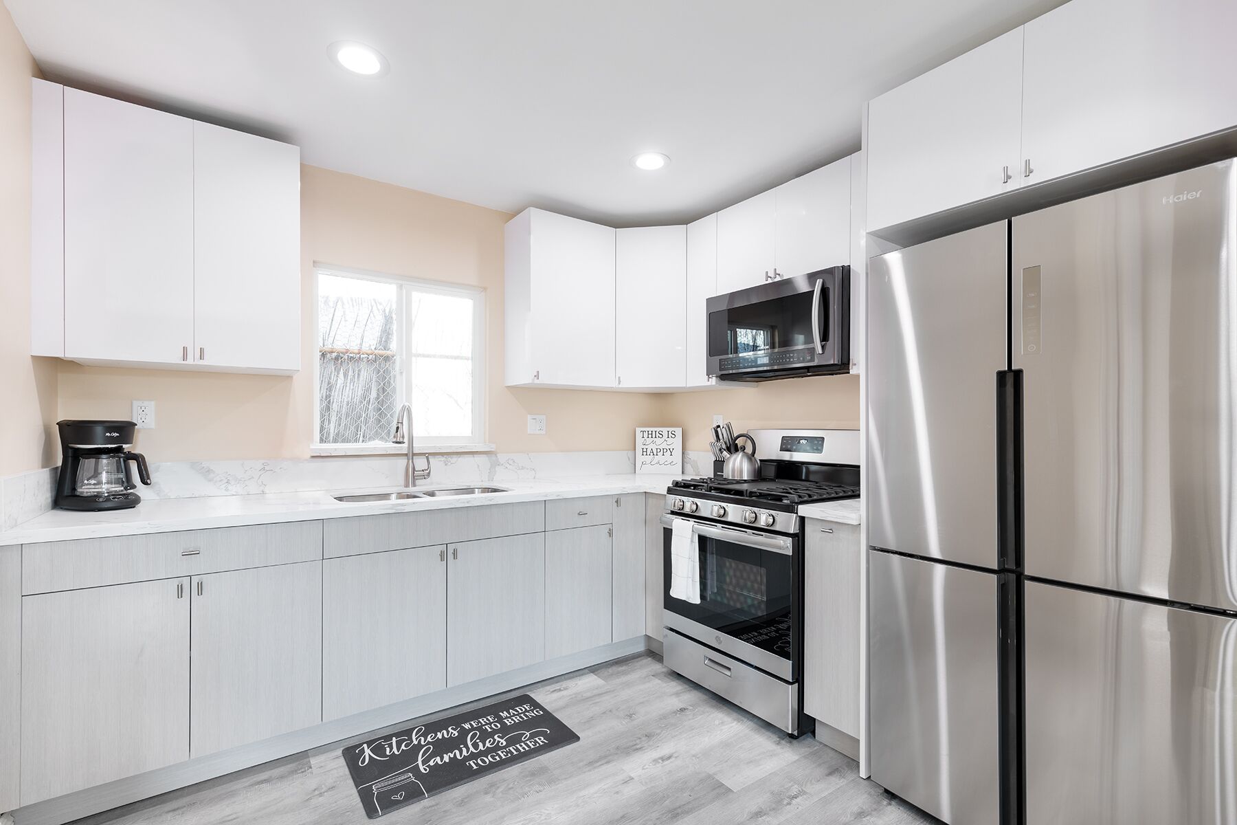 Cozy back house/ In-law suite for 4; 2 beds!