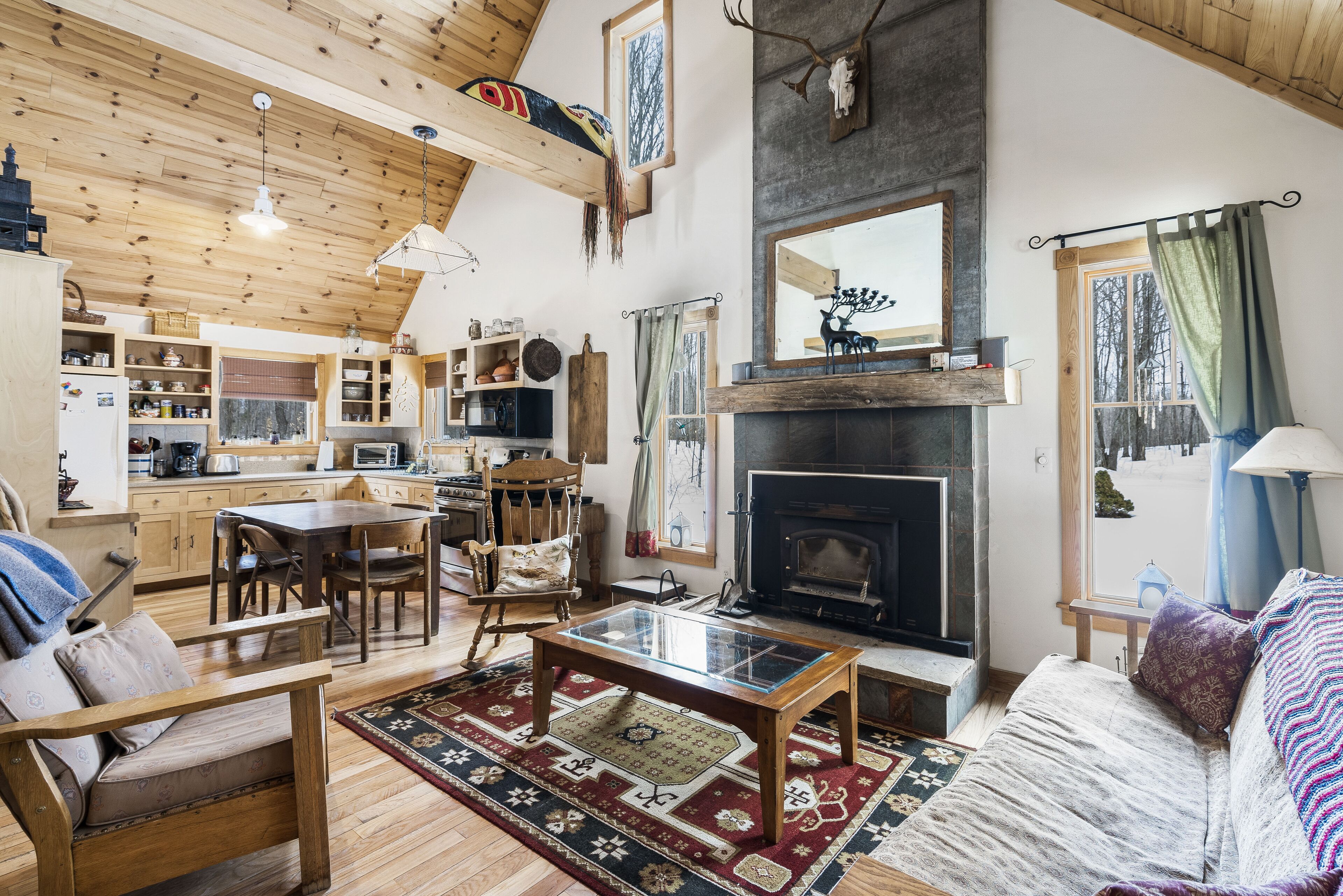 Älytelevisio, takka, kirjoja