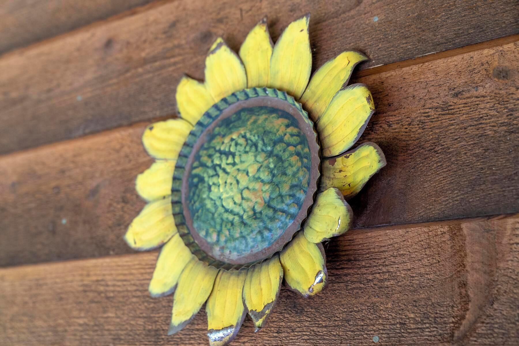 Un decoro a girasole su una parete di legno.