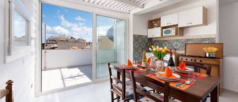 Apartamento, 2 quartos, terraço, vista para o mar (Casa Marina) | Opções para refeição no quarto