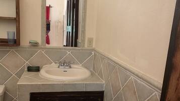 Doccia, asciugamani, sapone, shampoo