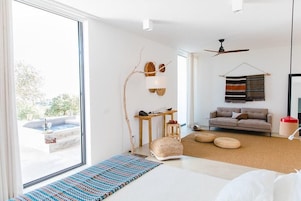 Roupas de cama premium, edredons de pluma, frigobar, cofres nos quartos