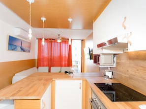 Fridge, microwave, oven, coffee/tea maker