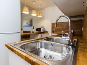 Réfrigérateur, micro-ondes, four, cafetière/bouilloire