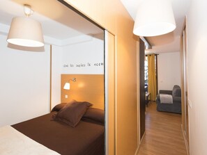 1 bedroom, iron/ironing board, internet, bed sheets