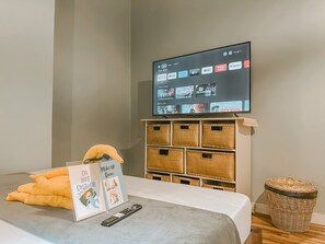 Superior Queen Private en Suite | Individually decorated, individually furnished, blackout drapes - Outpost Hostel - Coron - Adults Only (Coron)