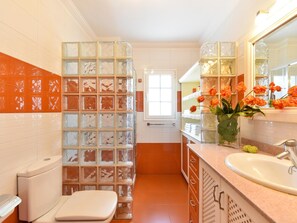 Bathtub, hair dryer, towels - Jacuzzi Garden Holiday Home (Playa del Inglés)